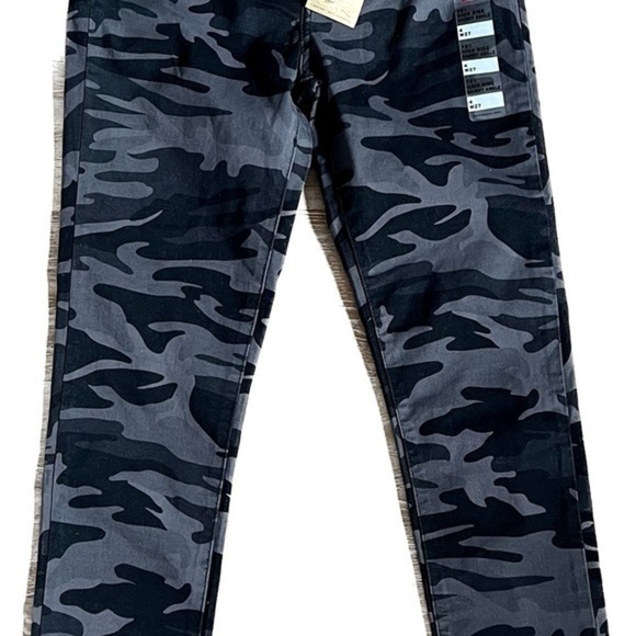 Levi’s 721 high rise skinny ankle camo pants - Picture 5 of 13